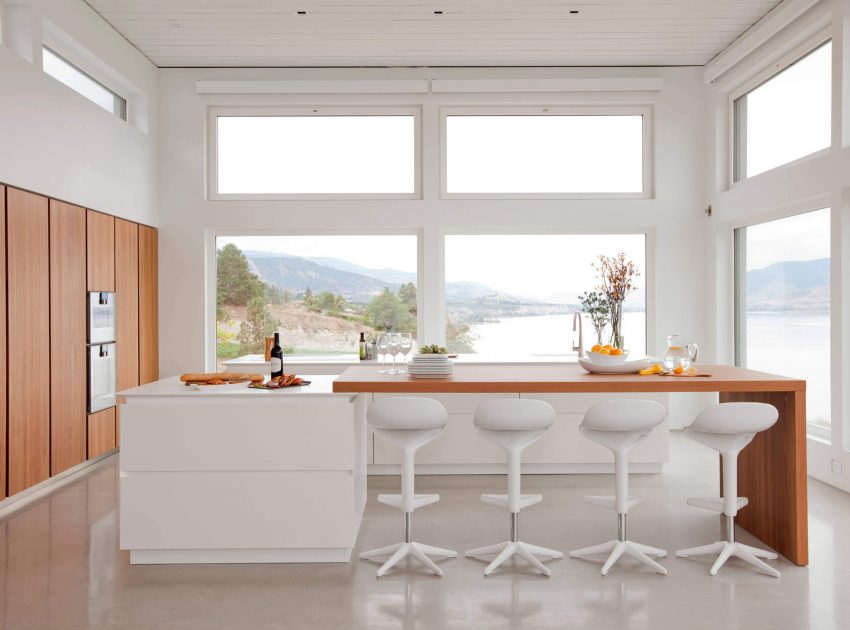 A Stunning Contemporary Waterfront Home with Sophisticated Interiors in Penticton by Ritchie Construction (13)