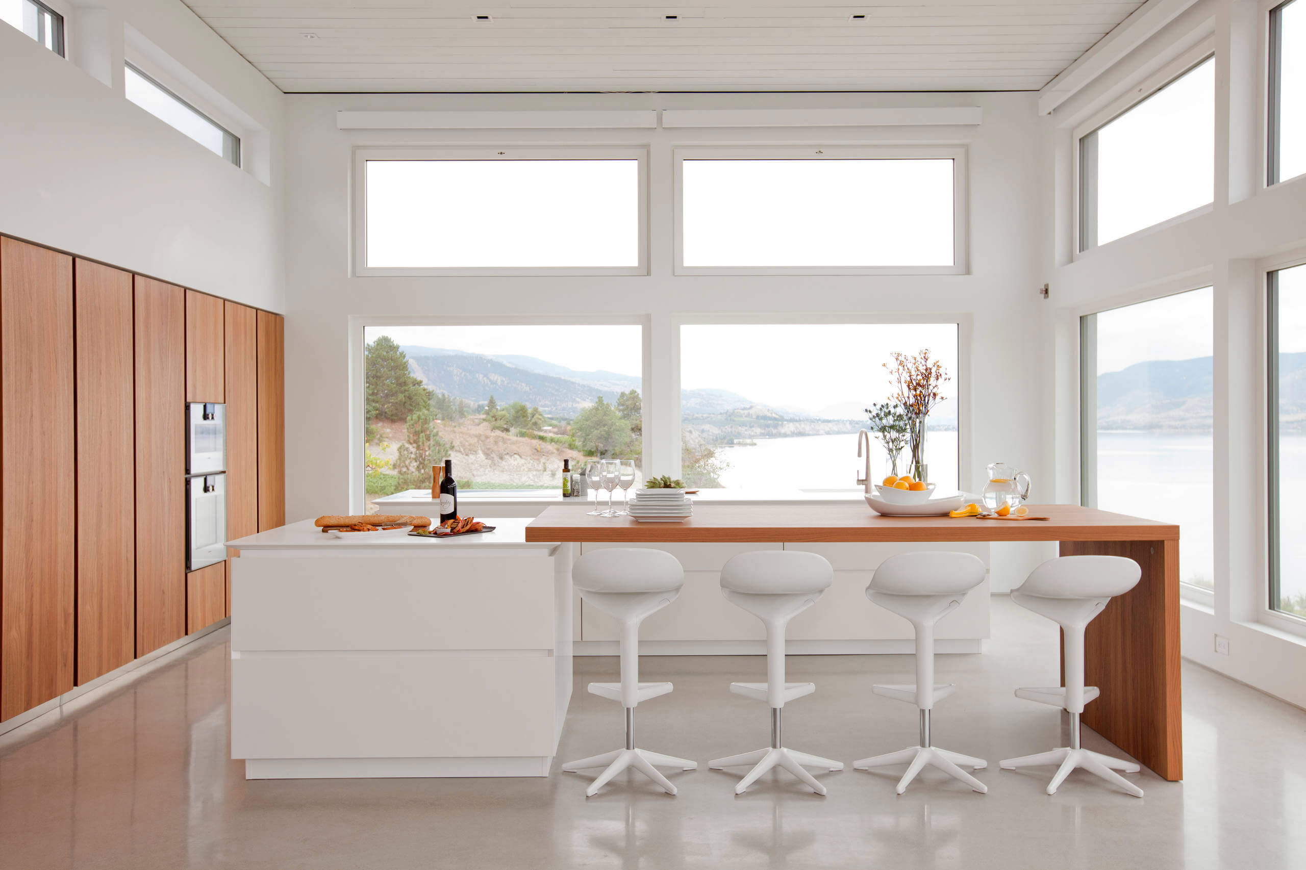 A Stunning Contemporary Waterfront Home with Sophisticated Interiors in Penticton by Ritchie Construction (13)