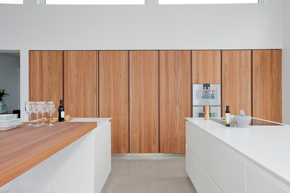 A Stunning Contemporary Waterfront Home with Sophisticated Interiors in Penticton by Ritchie Construction (15)