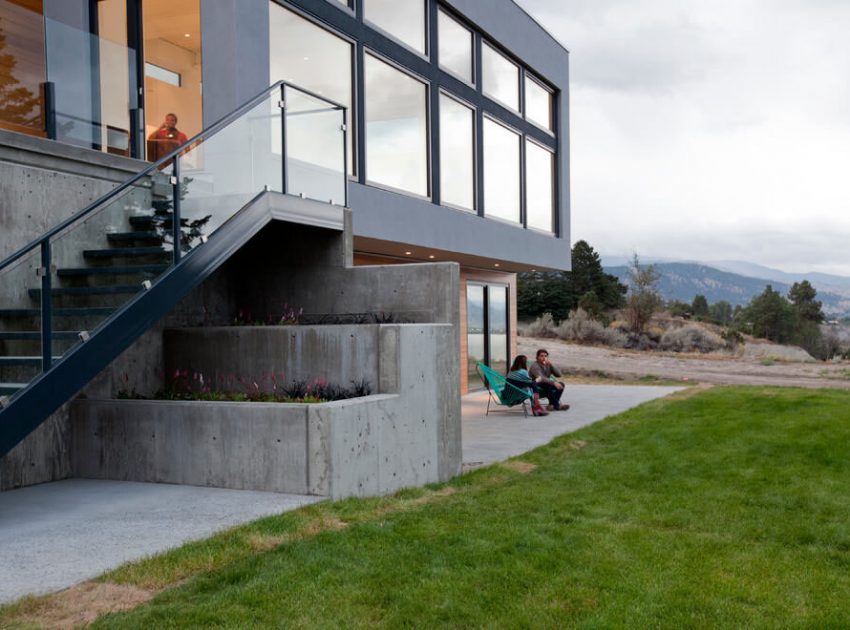 A Stunning Contemporary Waterfront Home with Sophisticated Interiors in Penticton by Ritchie Construction (2)