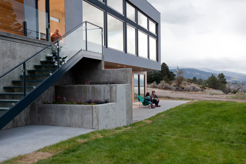 A Stunning Contemporary Waterfront Home with Sophisticated Interiors in Penticton by Ritchie Construction (2)