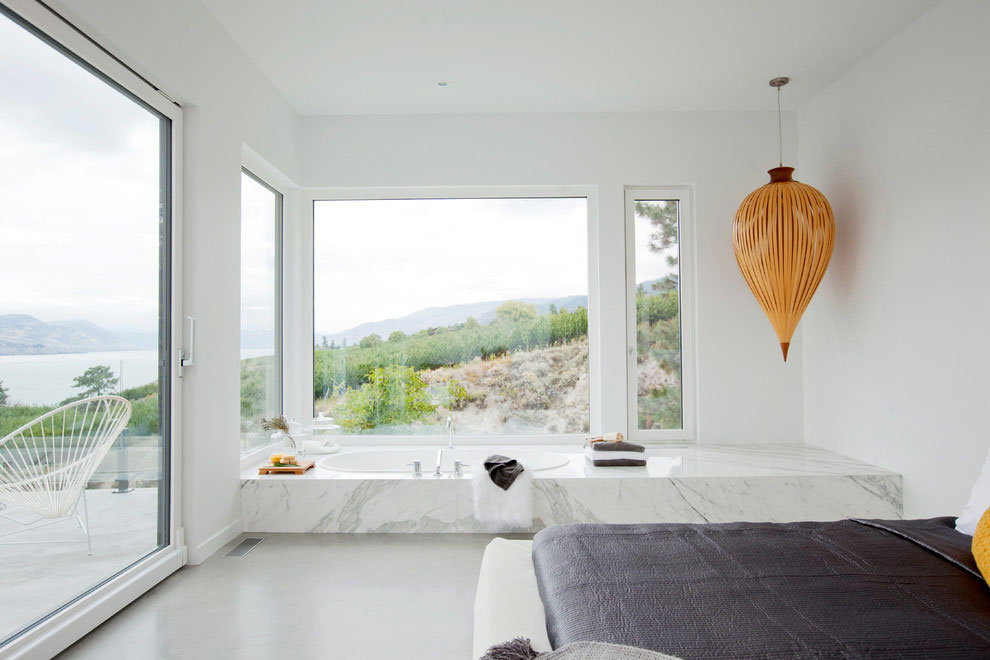 A Stunning Contemporary Waterfront Home with Sophisticated Interiors in Penticton by Ritchie Construction (21)