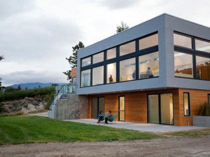 A Stunning Contemporary Waterfront Home with Sophisticated Interiors in Penticton by Ritchie Construction (27)