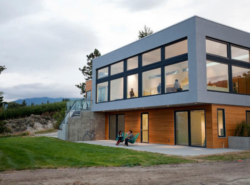 A Stunning Contemporary Waterfront Home with Sophisticated Interiors in Penticton by Ritchie Construction (27)