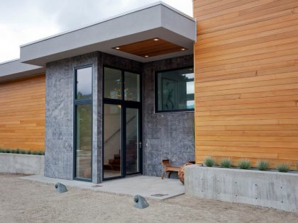 A Stunning Contemporary Waterfront Home with Sophisticated Interiors in Penticton by Ritchie Construction (4)