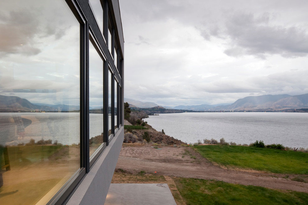 A Stunning Contemporary Waterfront Home with Sophisticated Interiors in Penticton by Ritchie Construction (5)