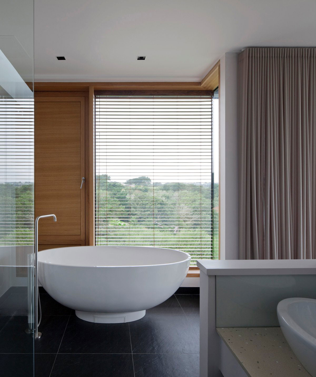 A Stunning Family Home with Large Courtyard and Infinity Pool in Guernsey, Channel Islands by Jamie Falla Architecture (10)