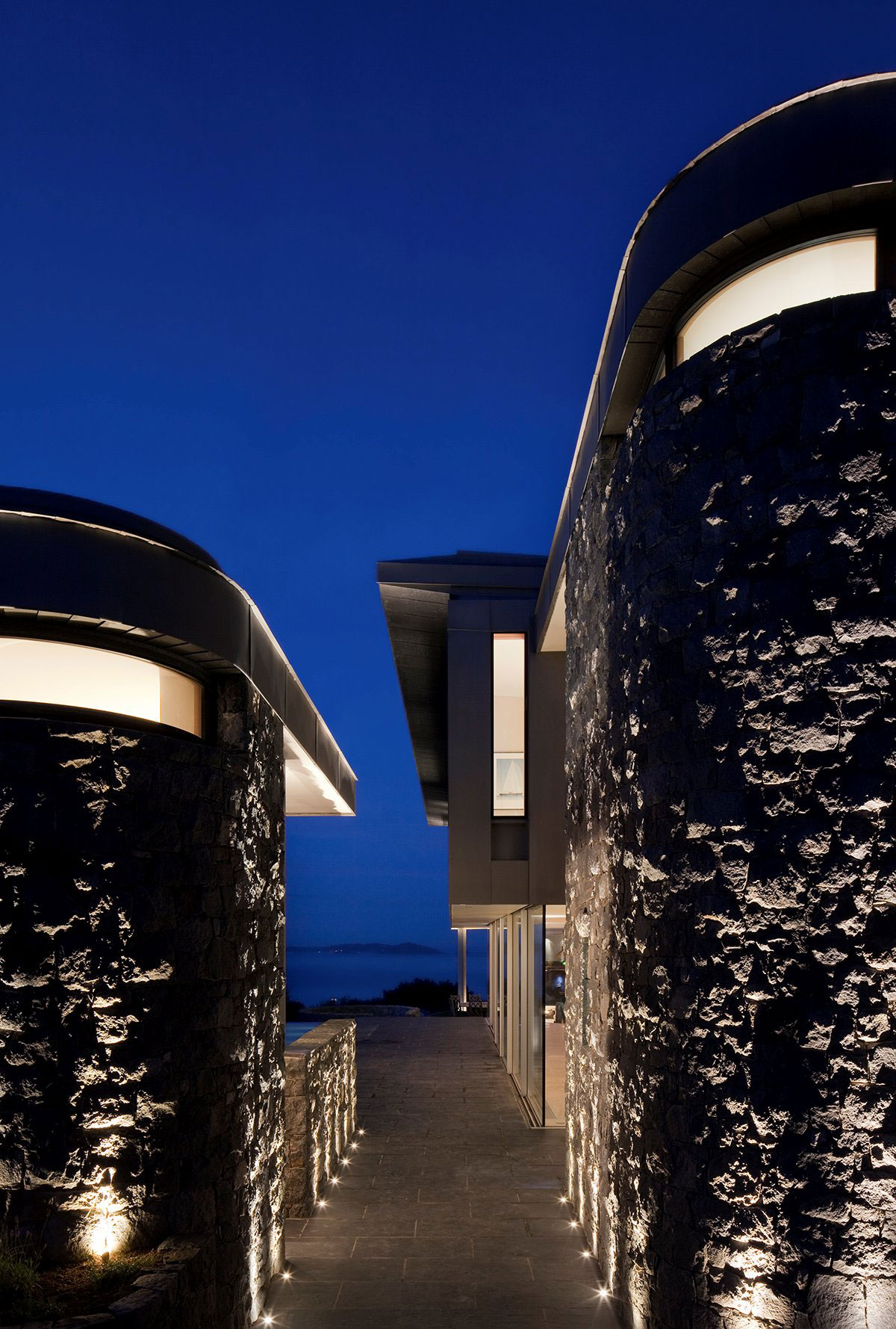 A Stunning Family Home with Large Courtyard and Infinity Pool in Guernsey, Channel Islands by Jamie Falla Architecture (11)