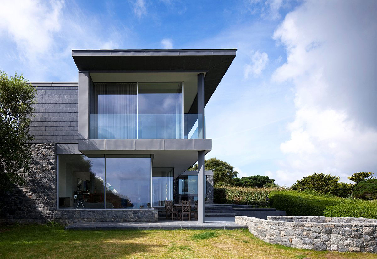 A Stunning Family Home with Large Courtyard and Infinity Pool in Guernsey, Channel Islands by Jamie Falla Architecture (3)
