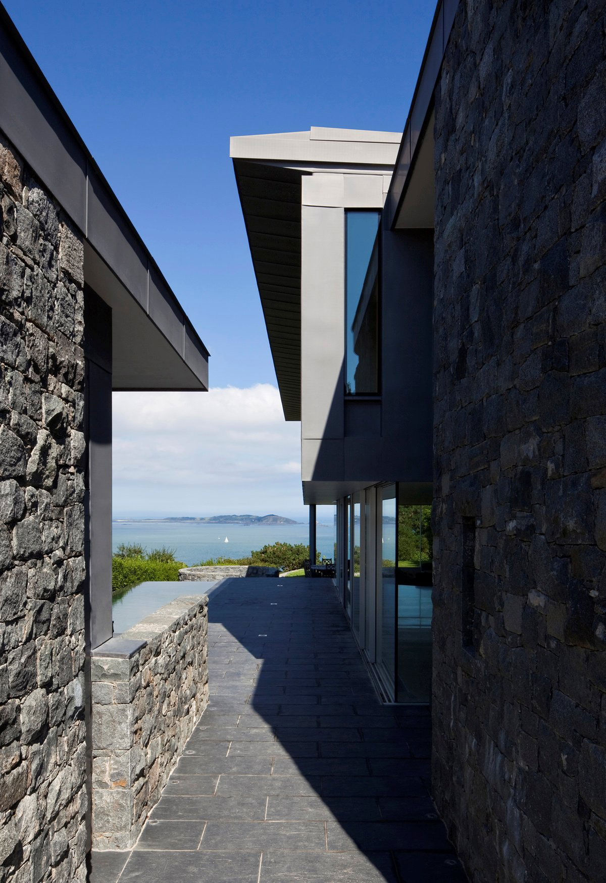 A Stunning Family Home with Large Courtyard and Infinity Pool in Guernsey, Channel Islands by Jamie Falla Architecture (4)