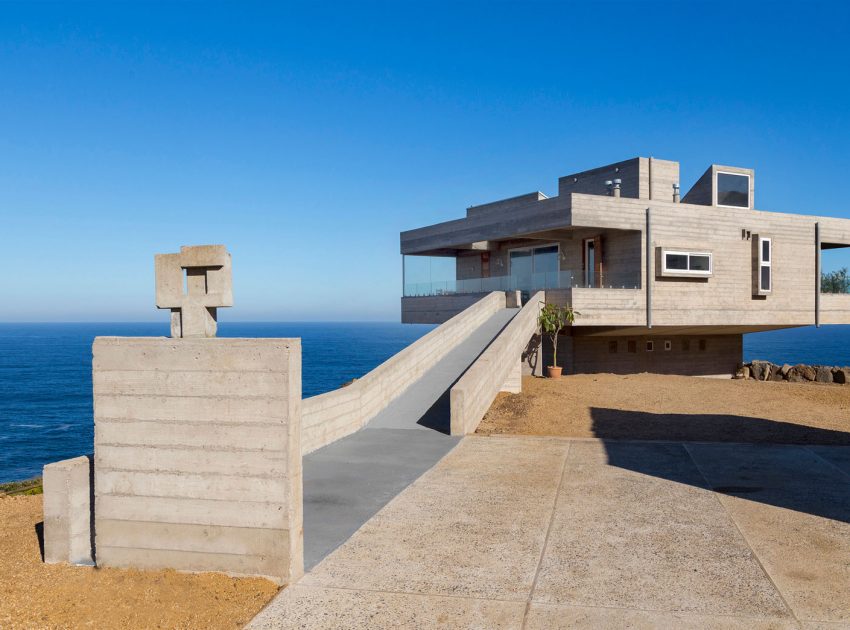 A Stunning Modern Beach House on a Cliff in Casablanca, Chile by Gubbins Arquitectos (1)