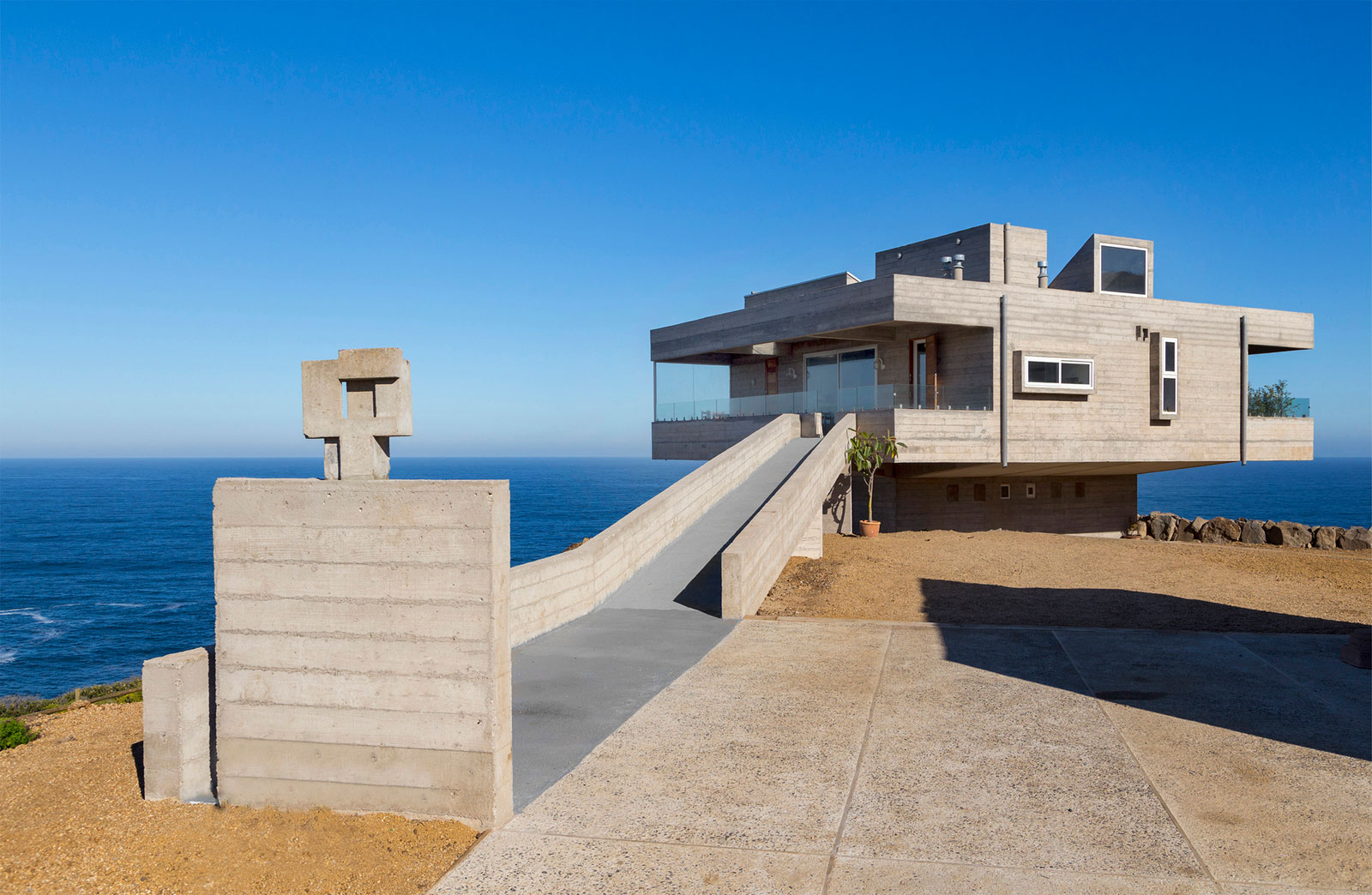 A Stunning Modern Beach House on a Cliff in Casablanca, Chile by Gubbins Arquitectos (1)
