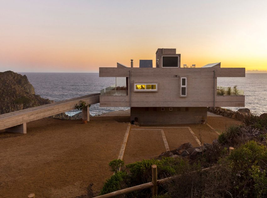 A Stunning Modern Beach House on a Cliff in Casablanca, Chile by Gubbins Arquitectos (10)