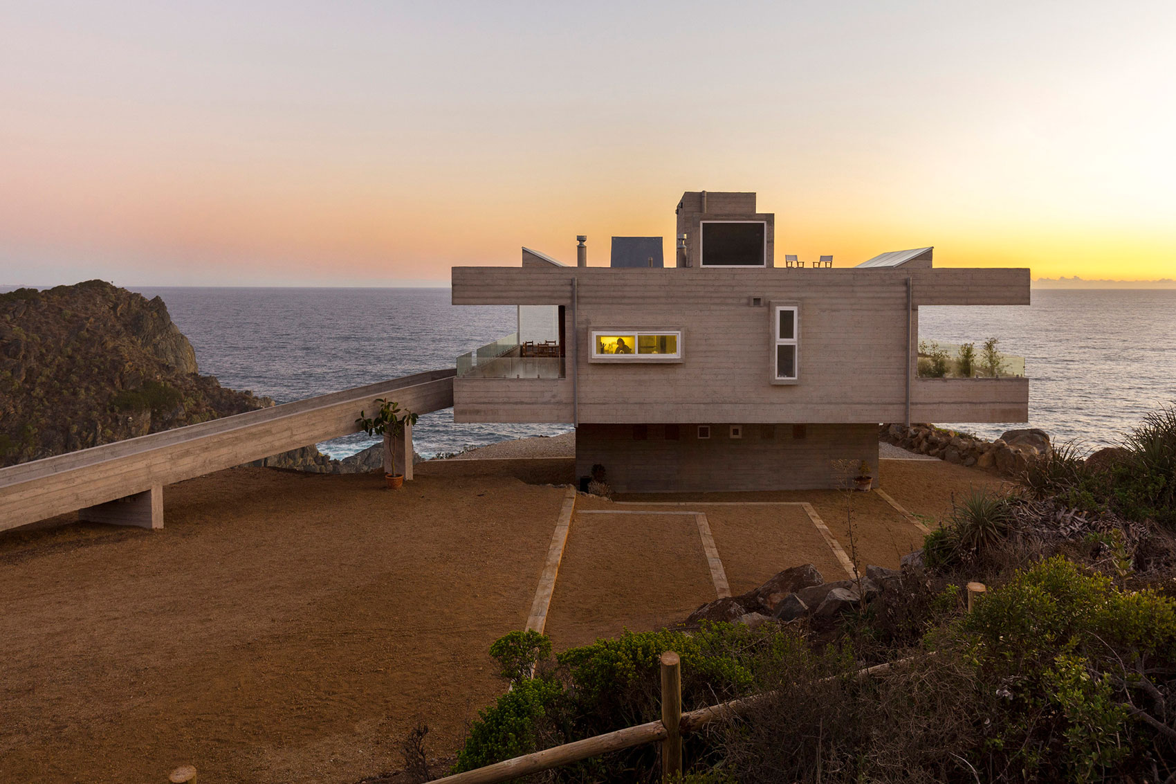 A Stunning Modern Beach House on a Cliff in Casablanca, Chile by Gubbins Arquitectos (10)