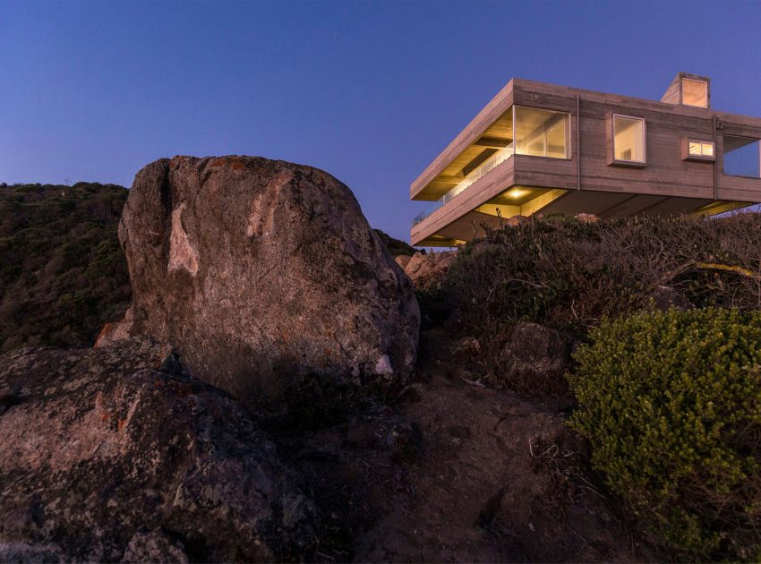 A Stunning Modern Beach House on a Cliff in Casablanca, Chile by Gubbins Arquitectos (11)