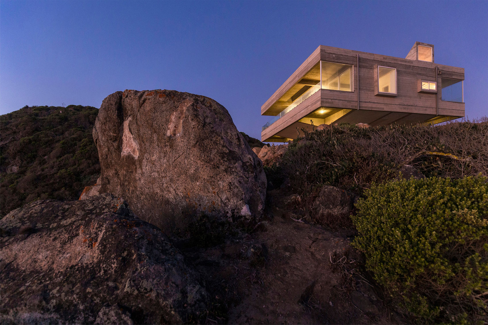 A Stunning Modern Beach House on a Cliff in Casablanca, Chile by Gubbins Arquitectos (11)