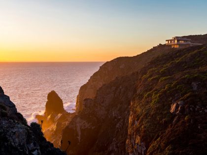 A Stunning Modern Beach House on a Cliff in Casablanca, Chile by Gubbins Arquitectos (12)