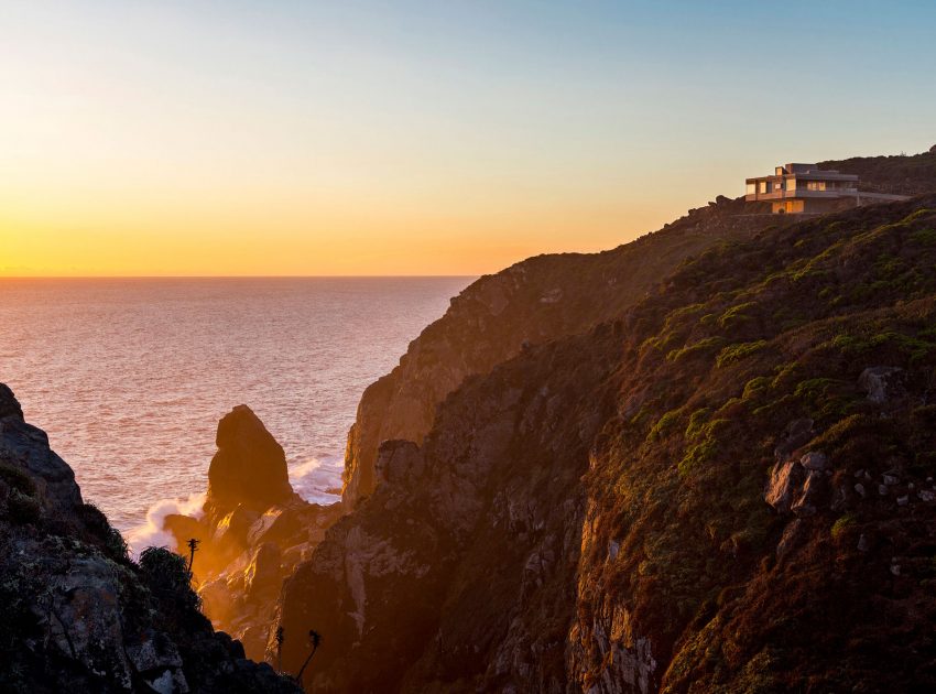 A Stunning Modern Beach House on a Cliff in Casablanca, Chile by Gubbins Arquitectos (12)