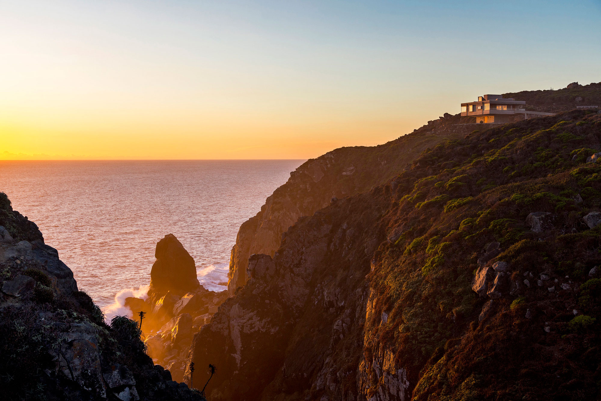 A Stunning Modern Beach House on a Cliff in Casablanca, Chile by Gubbins Arquitectos (12)