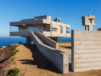A Stunning Modern Beach House on a Cliff in Casablanca, Chile by Gubbins Arquitectos (2)
