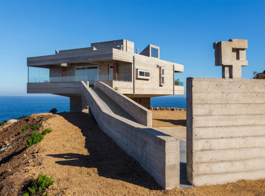A Stunning Modern Beach House on a Cliff in Casablanca, Chile by Gubbins Arquitectos (2)