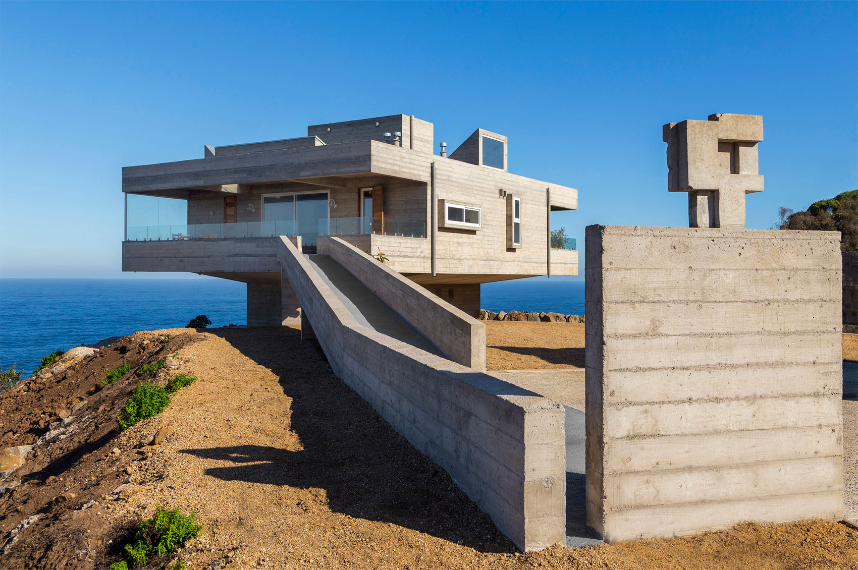 A Stunning Modern Beach House on a Cliff in Casablanca, Chile by Gubbins Arquitectos (2)
