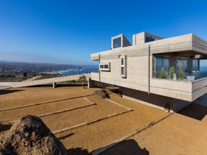 A Stunning Modern Beach House on a Cliff in Casablanca, Chile by Gubbins Arquitectos (3)