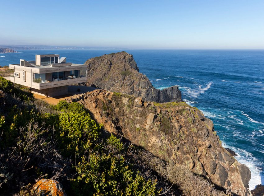 A Stunning Modern Beach House on a Cliff in Casablanca, Chile by Gubbins Arquitectos (4)