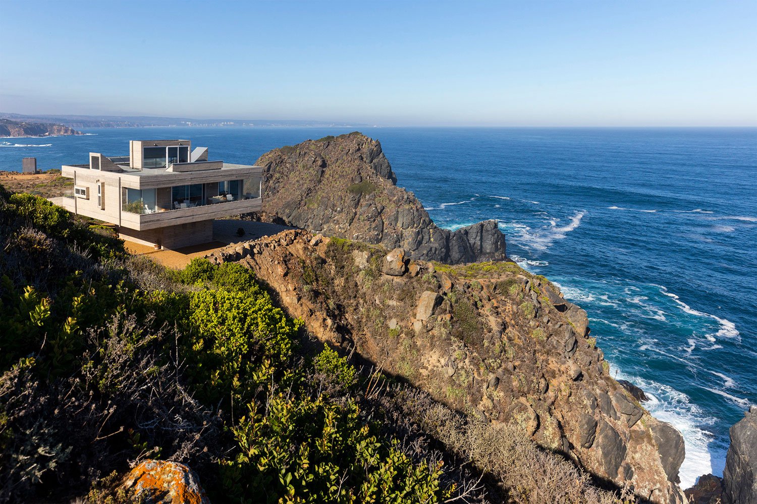 A Stunning Modern Beach House on a Cliff in Casablanca, Chile by Gubbins Arquitectos (4)