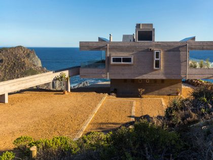 A Stunning Modern Beach House on a Cliff in Casablanca, Chile by Gubbins Arquitectos (5)