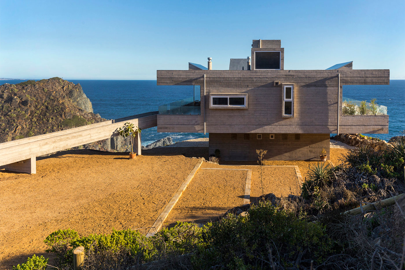 A Stunning Modern Beach House on a Cliff in Casablanca, Chile by Gubbins Arquitectos (5)