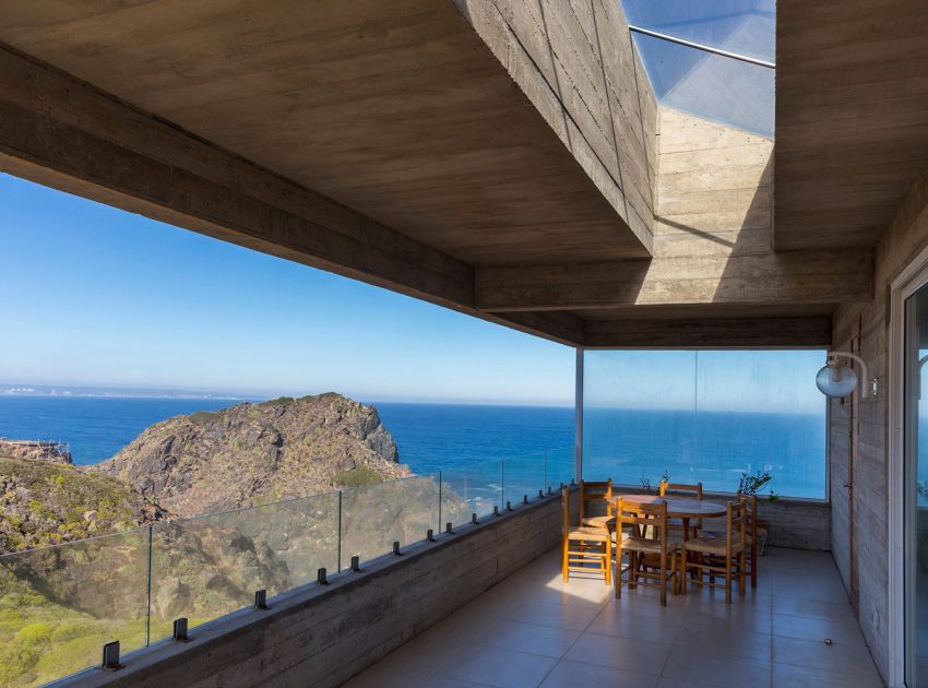 A Stunning Modern Beach House on a Cliff in Casablanca, Chile by Gubbins Arquitectos (7)