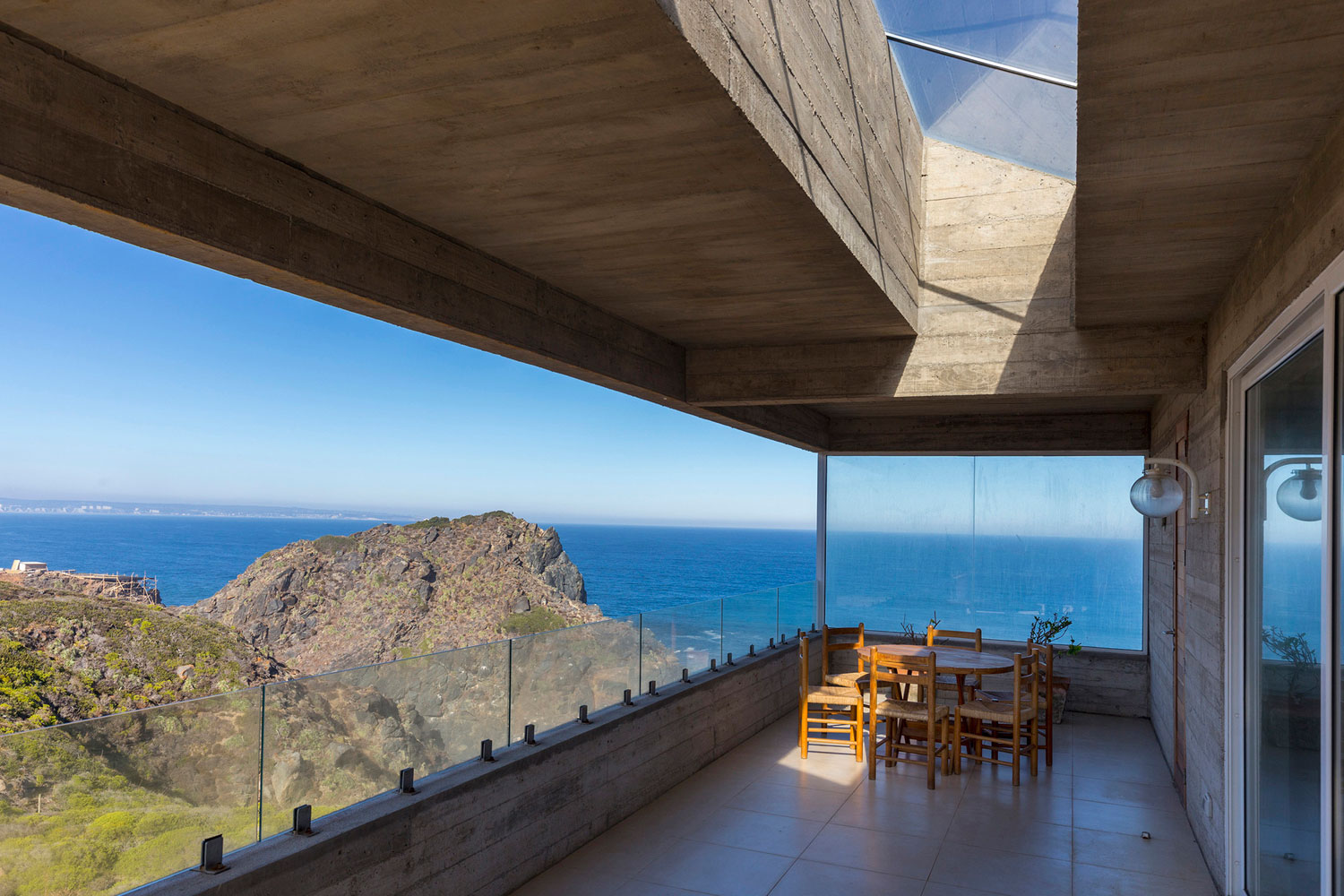 A Stunning Modern Beach House on a Cliff in Casablanca, Chile by Gubbins Arquitectos (7)