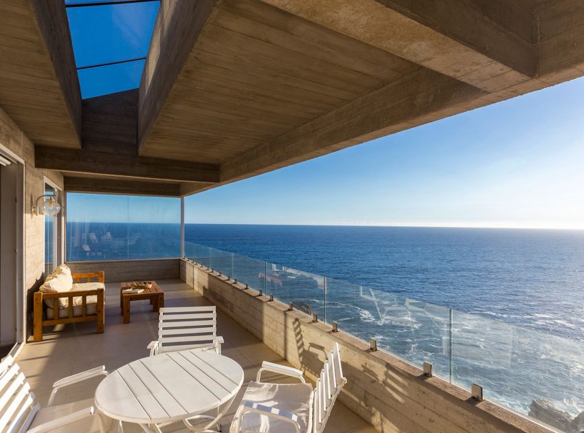 A Stunning Modern Beach House on a Cliff in Casablanca, Chile by Gubbins Arquitectos (8)