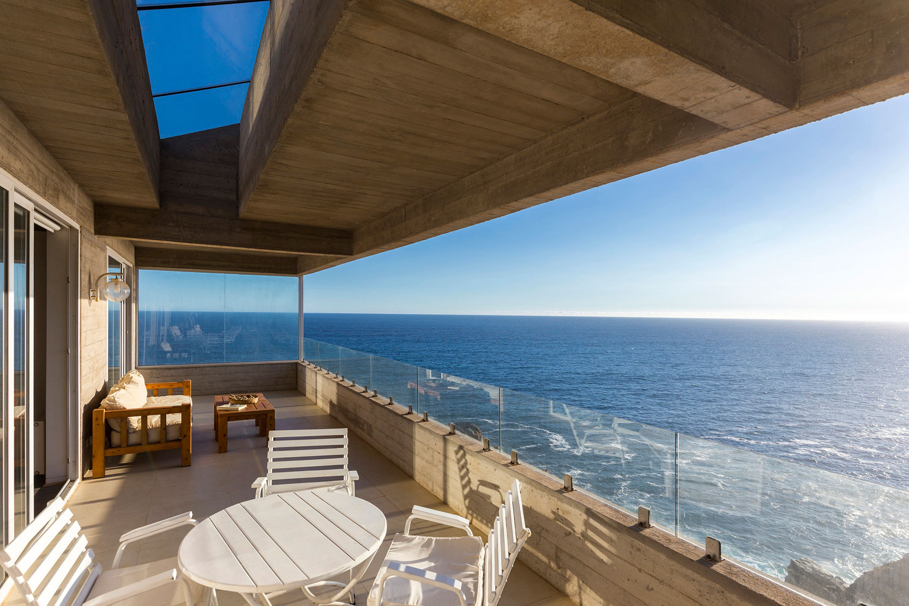 A Stunning Modern Beach House on a Cliff in Casablanca, Chile by Gubbins Arquitectos (8)