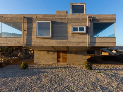 A Stunning Modern Beach House on a Cliff in Casablanca, Chile by Gubbins Arquitectos (9)