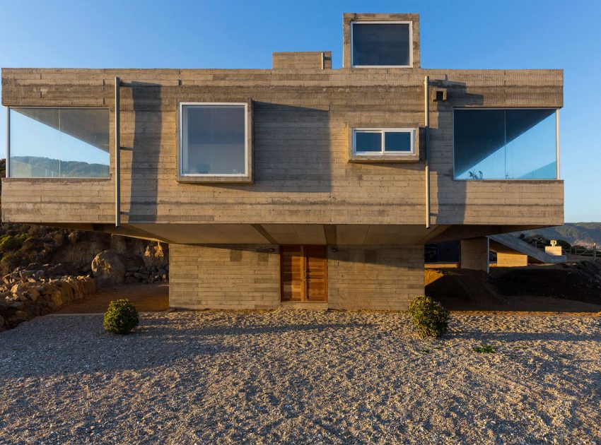 A Stunning Modern Beach House on a Cliff in Casablanca, Chile by Gubbins Arquitectos (9)