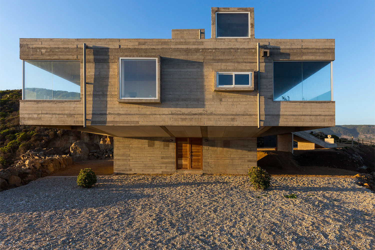 A Stunning Modern Beach House on a Cliff in Casablanca, Chile by Gubbins Arquitectos (9)