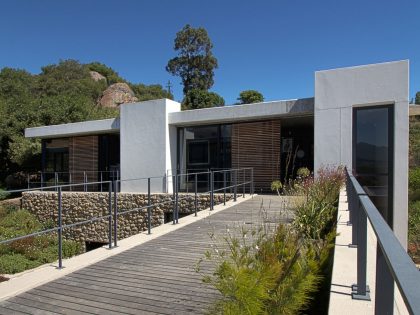 A Stunning Modern Hillside Home Nestled in the Rolling Vineyards of Stellenbosch by GASS Architecture Studios (10)