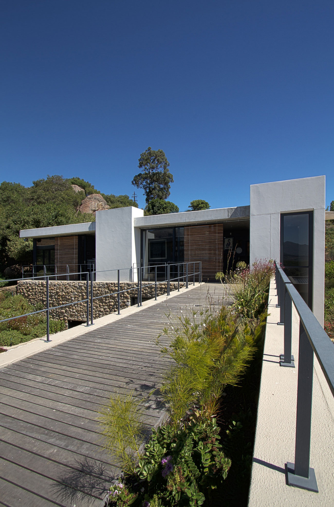 A Stunning Modern Hillside Home Nestled in the Rolling Vineyards of Stellenbosch by GASS Architecture Studios (10)