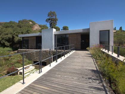 A Stunning Modern Hillside Home Nestled in the Rolling Vineyards of Stellenbosch by GASS Architecture Studios (11)
