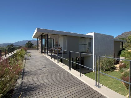A Stunning Modern Hillside Home Nestled in the Rolling Vineyards of Stellenbosch by GASS Architecture Studios (12)