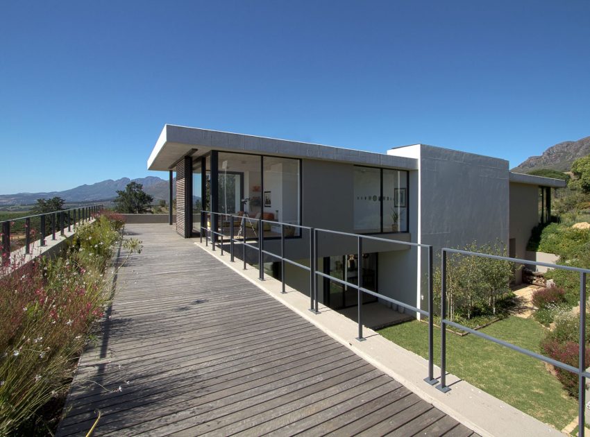 A Stunning Modern Hillside Home Nestled in the Rolling Vineyards of Stellenbosch by GASS Architecture Studios (12)