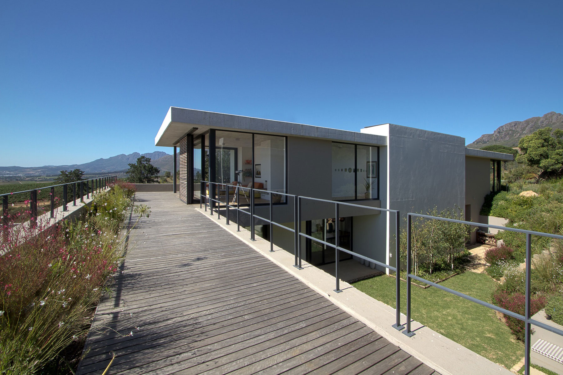 A Stunning Modern Hillside Home Nestled in the Rolling Vineyards of Stellenbosch by GASS Architecture Studios (12)