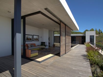 A Stunning Modern Hillside Home Nestled in the Rolling Vineyards of Stellenbosch by GASS Architecture Studios (13)