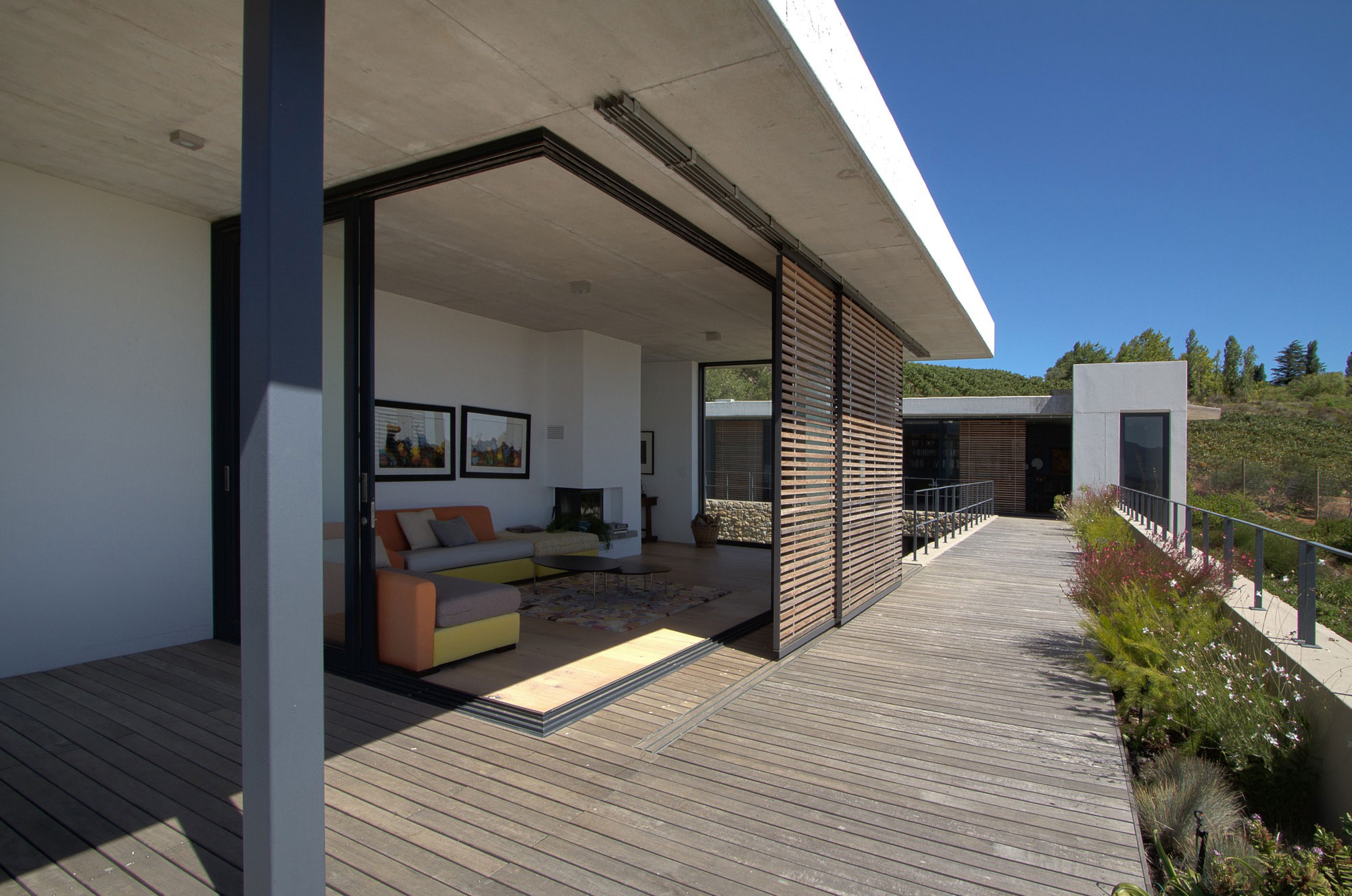 A Stunning Modern Hillside Home Nestled in the Rolling Vineyards of Stellenbosch by GASS Architecture Studios (13)