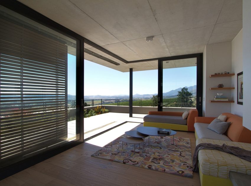A Stunning Modern Hillside Home Nestled in the Rolling Vineyards of Stellenbosch by GASS Architecture Studios (14)