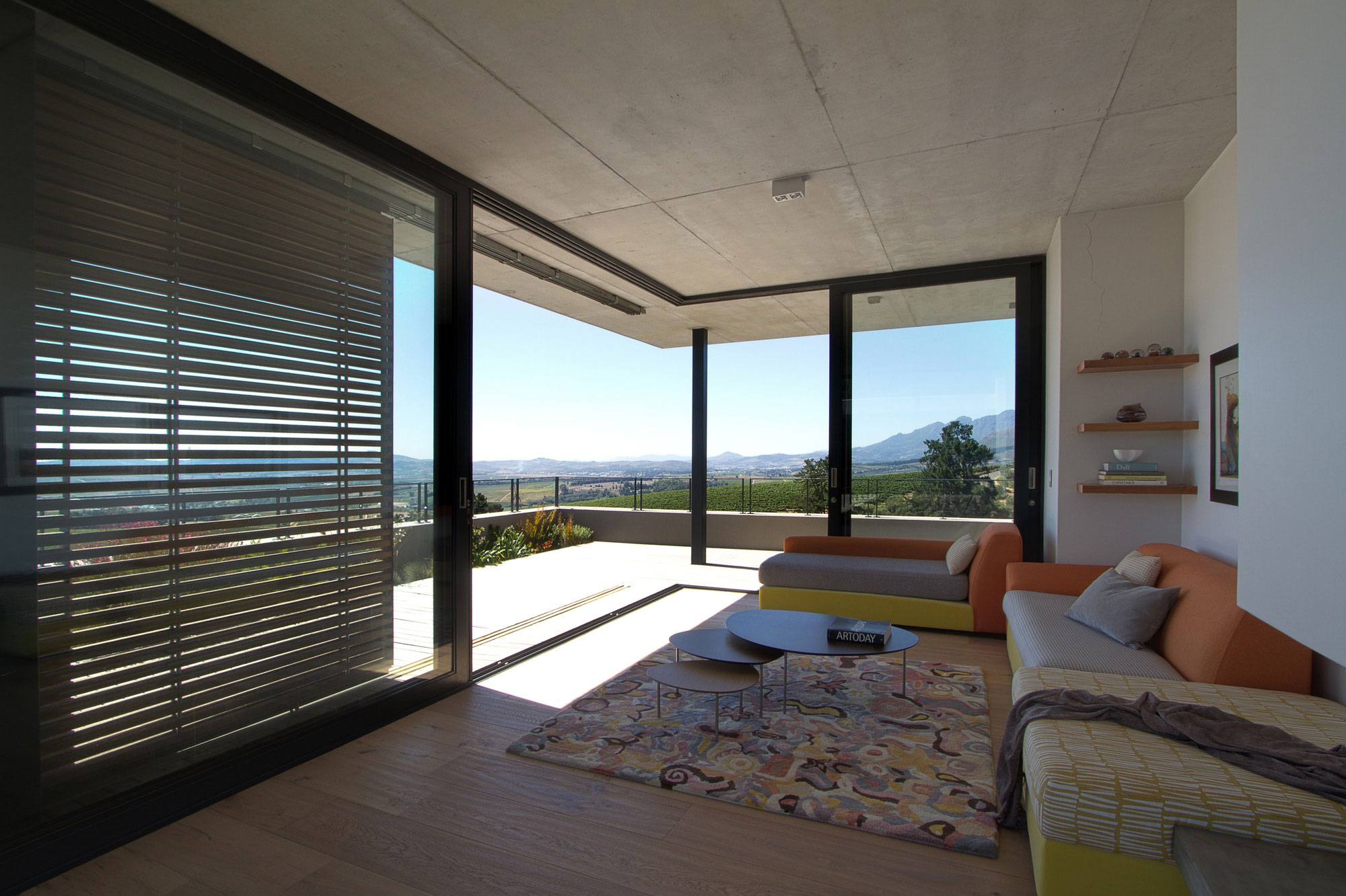 A Stunning Modern Hillside Home Nestled in the Rolling Vineyards of Stellenbosch by GASS Architecture Studios (14)