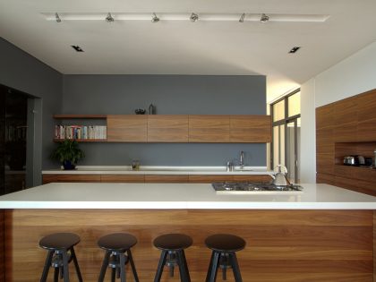 A Stunning Modern Hillside Home Nestled in the Rolling Vineyards of Stellenbosch by GASS Architecture Studios (15)