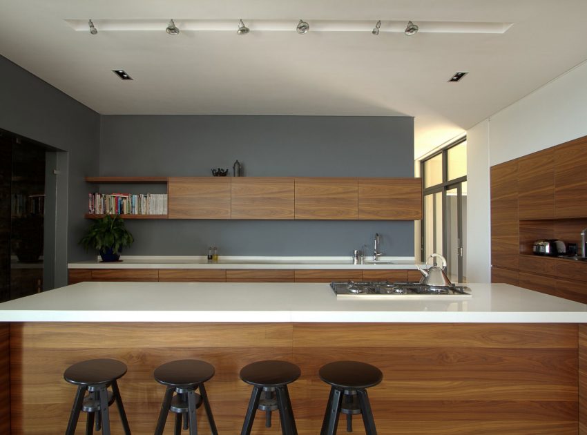 A Stunning Modern Hillside Home Nestled in the Rolling Vineyards of Stellenbosch by GASS Architecture Studios (15)